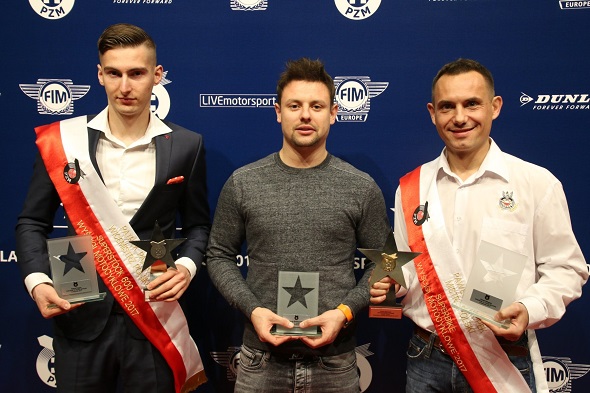 Szkopek i Pazera odbierają mistrzowskie trofea